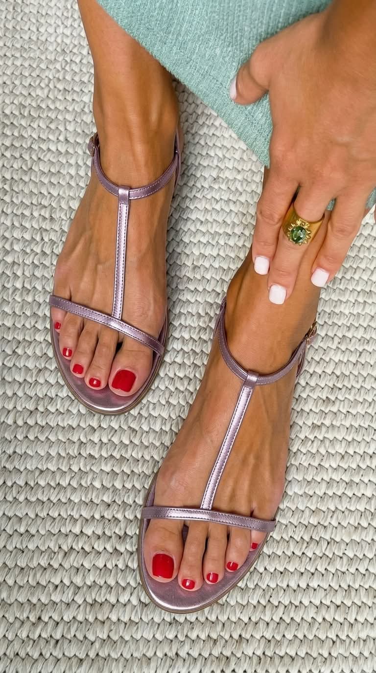 SCARLETT | Sandali Piani Metallici con Cinturino a T