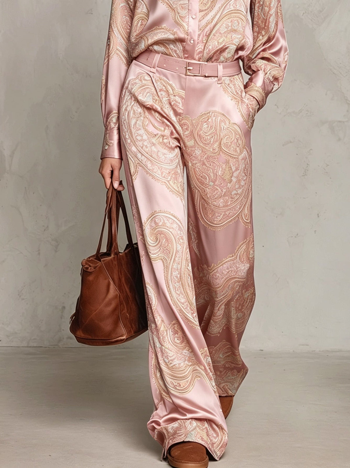 Rebecca | Set di Camicia a Maniche Lunghe in Satin con Stampa Paisley Rosa e Pantaloni a Gamba Larga (con cintura)